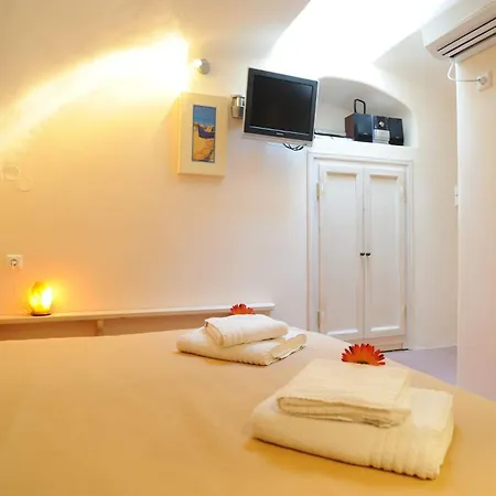 Super Santorini - 4 Bedrooms - Caldera Cliff - Amazing Sea Views And Private Plunge Pool - Hotel