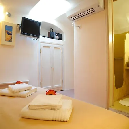 Hotel Super Santorini - 4 Bedrooms - Caldera Cliff - Amazing Sea Views And Private Plunge Pool -